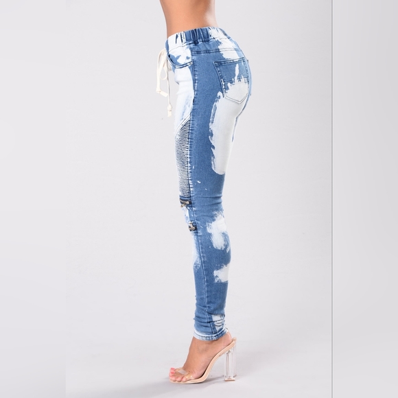 FASHION NOVA BLEACH OUT MOTO ZIP LEG JEAN - Picture 3 of 9